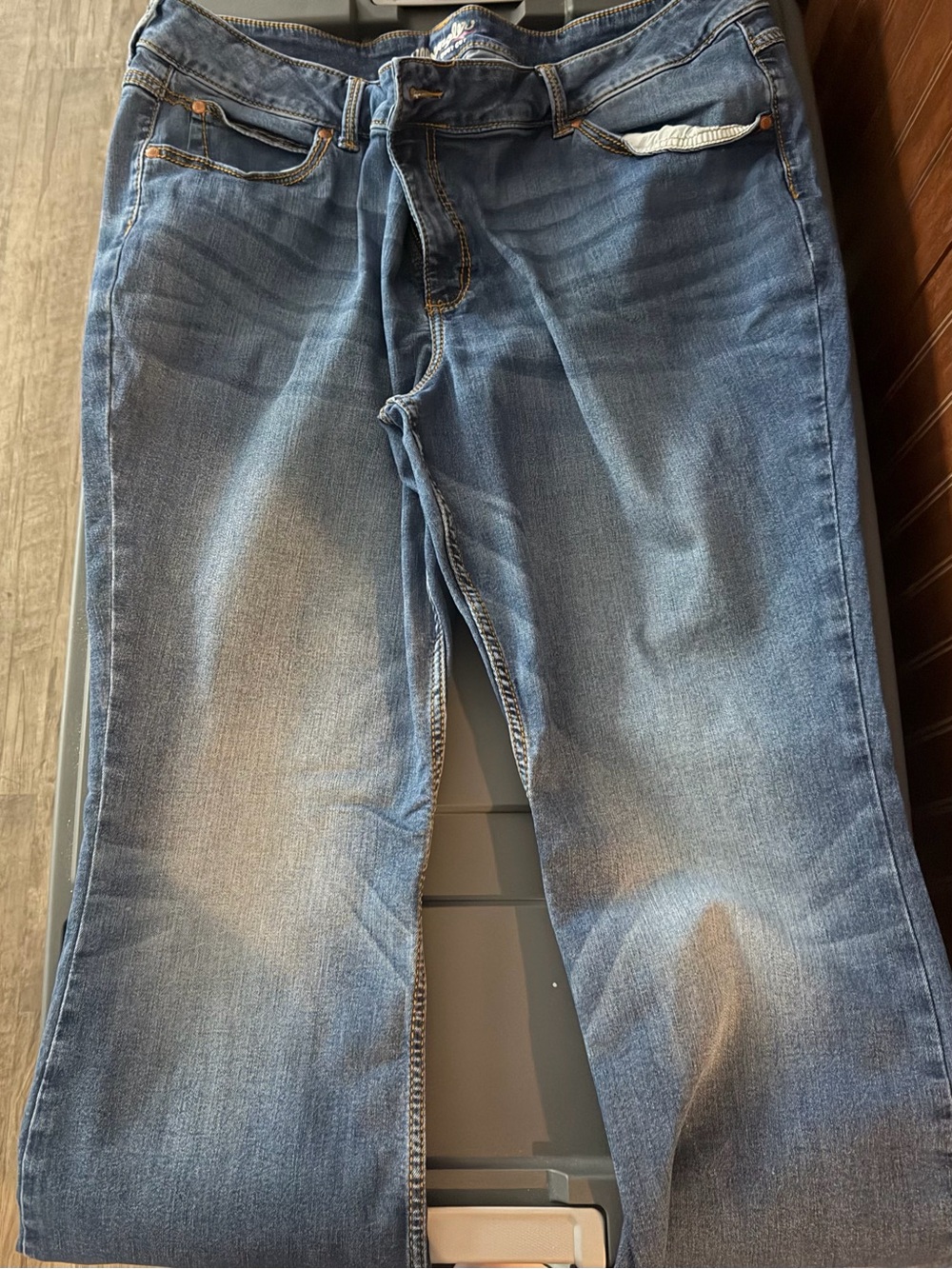 Wrangler women’s Relaxed Blue Jeans - Medium Wash